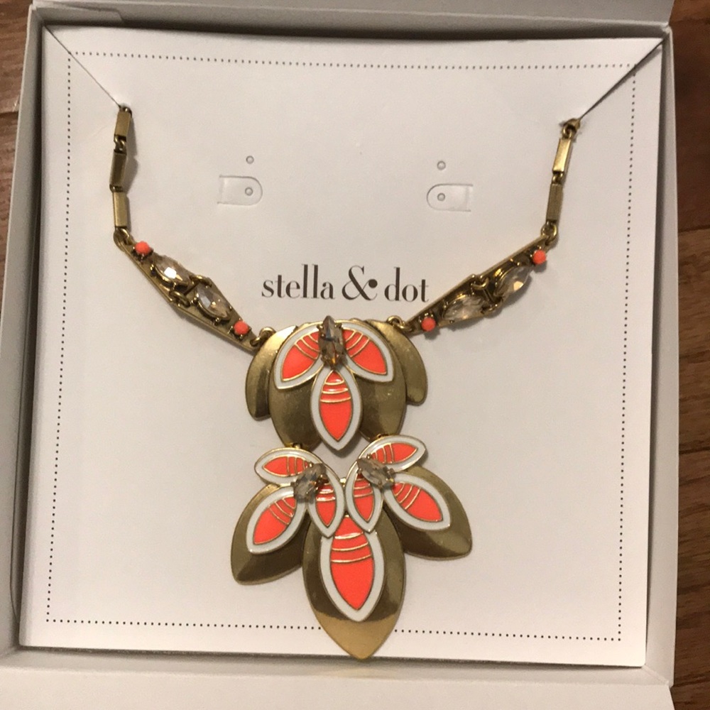 NWT Stella & Dot Hibiscus Pendent Necklace
